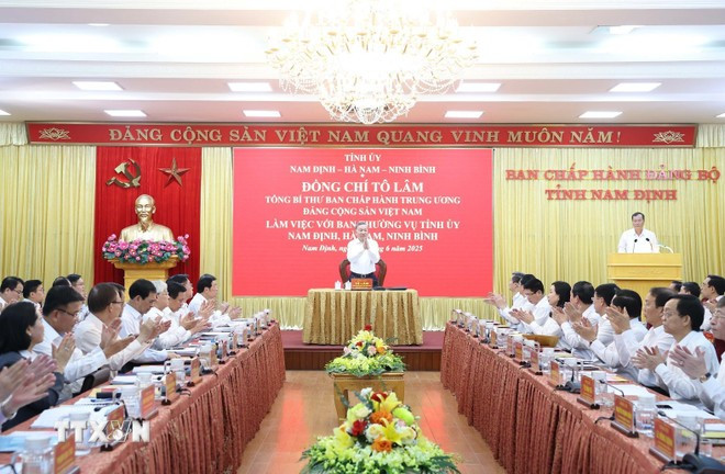 An overview of the working session between Party General Secretary To Lam and the Standing Boards of the Party Committees of Ha Nam, Nam Dinh and Ninh Binh - the three localities that are merged into a single Ninh Binh province (Photo: VNA) tong-bi-thu-to-lam-lam-viec-voi-ban-thuong-vu-tinh-uy-nam-dinh-ha-nam-ninh-binh-9.jpg