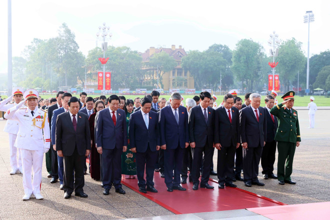 Party and State leaders, and NA deputies show their infinite gratitude and sincere respect for President Ho Chi Minh's great contributions. (Photo: VNA) na2.jpg