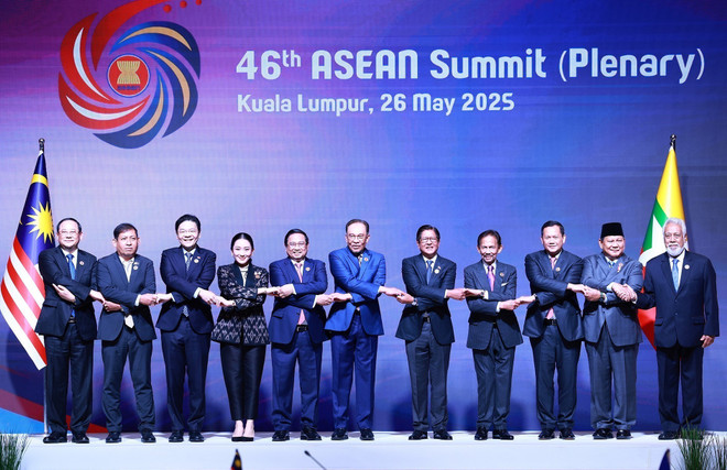 Participants pose for a group photo at the plenary session of the 46th ASEAN Summit in Kuala Lumpur, Malaysia on May 26 morning. (Photo: VNA) pm2.jpg