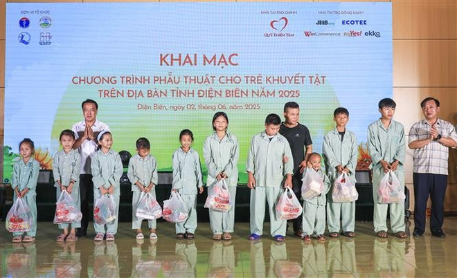 The organising board presents gifts to children from disadvantaged backgrounds at the event. (Photo: VNA) trao-qua.jpg