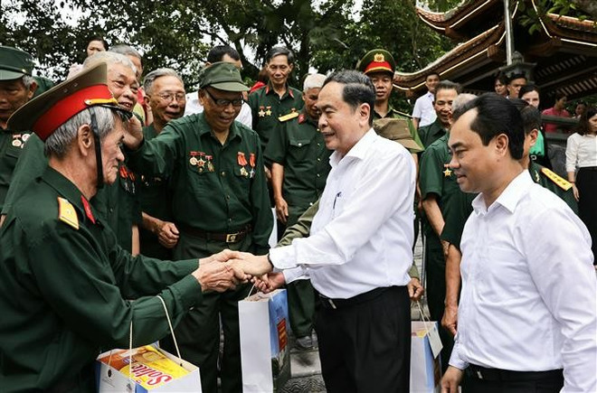 NA Chairman Tran Thanh Man meets ex-revolutionaries at the July 27 National Relic Site in Thai Nguyen on July 20. (Photo: VNA) NA Chairman Tran Thanh Man meets ex-revolutionaries at the July 27 National Relic Site in Thai Nguyen on July 20. (Photo: VNA)