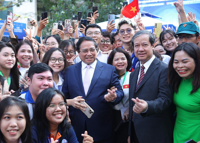 PM Pham Minh Chinh and students at the 7th National Startup Day for Students. (Photo: VNA) sh.jpg
