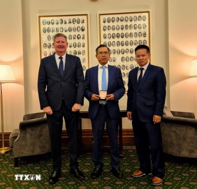 Vietnamese Ambassador to Australia Pham Hung Tam (middle) meets with President of the South Australian Legislative Council Terry Stephens and member of the Legislative Council Tung Ngo. (Photo: VNA) bang-nam-australia-coi-hop-tac-voi-viet-nam-la-mot-uu-tien-va-con-nhieu-tiem-nang2.jpg