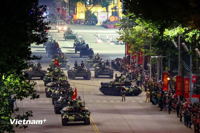 Armored vehicles parade at the Ba Dinh Square. (Photo: VNA) parade-3.jpg