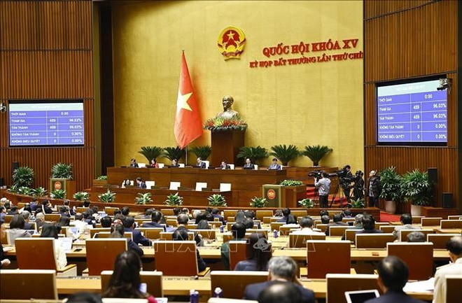 The 15th NA adopts a resolution on the investment policy of the Lao Cai – Hanoi – Hai Phong railway project, with 455 out of 159 participating deputies voting in favour, at the 9th extraordinary session in Hanoi on February 19. (Photo: VNA)