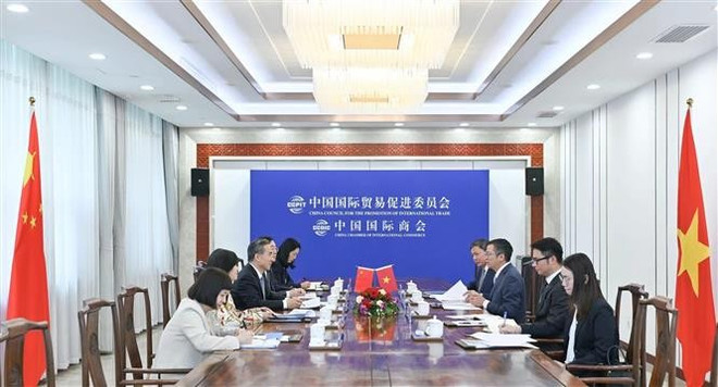 An overview of the working session between Vietnamese Ambassador to China Pham Thanh Binh and Chairman of the China Council for the Promotion of International Trade Ren Hongbin. (Photo: VNA) xuc-tien-thuong-mai.jpg