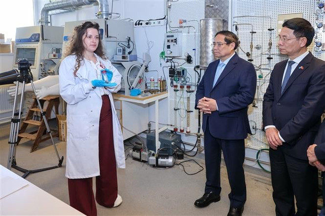 Prime Minister Pham Minh Chinh (C) at the division of nuclear science and engineering (NSE) in the Physics Department at the Royal Institute of Technology (KTH) of Sweden on June 13, 2025. (Photo: VNA) pm5.jpg
