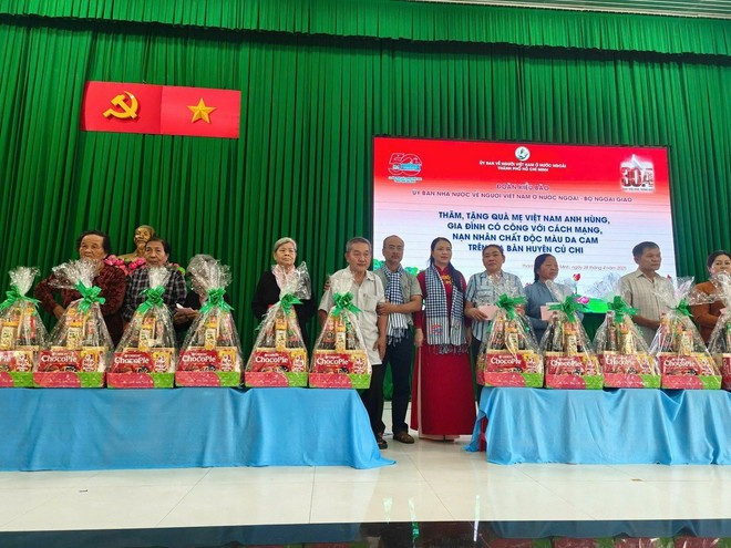 Overseas Vietnamese present gifts to heroic Vietnamese mothers, families with meritorious services, Agent Orange (AO) victims and students in difficult circumstances. (Photo: VNA) kieu-bao-cu-chi-2.jpg