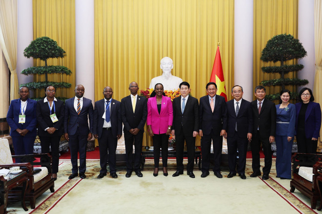 President Luong Cuong receives Kenyan delegation to the 4th Partnership for Green Growth and the Global Goals 2030 (P4G) Summit in Hanoi. (Photo: VNA) vna-potal-chu-tich-nuoc-luong-cuong-tiep-bo-truong-bo-quoc-phong-kenya-7977811.jpg