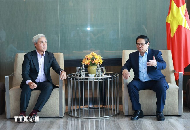 Prime Minister Pham Minh Chinh receives a leader of Ho Tram Project Company Limited. (Photo: VNA) 3.jpg
