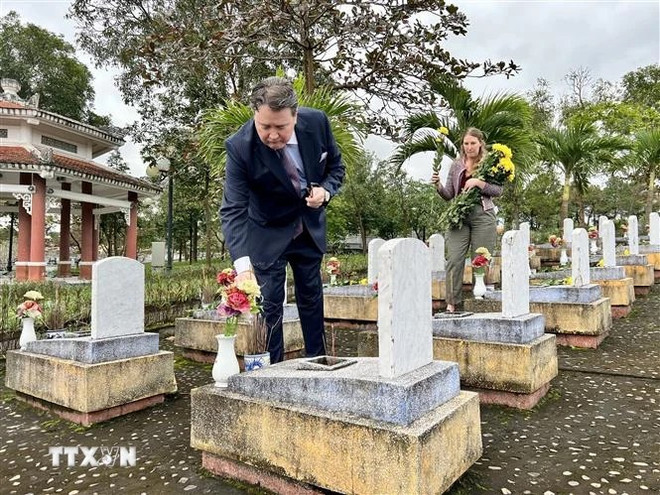 US Ambassador to Vietnam Marc E. Knapper offers incense at the graves of fallen soldiers at the National Road 9 Martyrs’ Cemetery in Quang Tri province. (Photo: VNA) us-ambassador.jpg