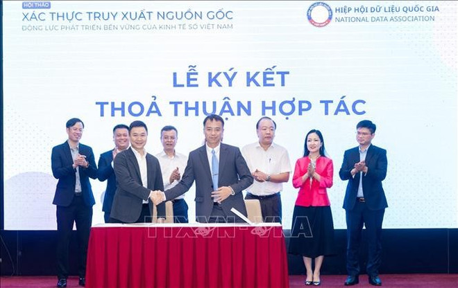 The signing ceremony of a cooperation agreement on supporting the application of digital identification, authentication, and traceability technologies for businesses between ECO Pharmaceutical JSC and PILA Group. (Photo: VNA) economie-1.jpg