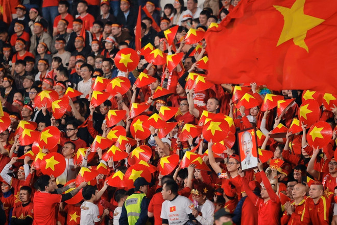 The match attracts a large number of Vietnamese football-lovers (Photo: VNA)