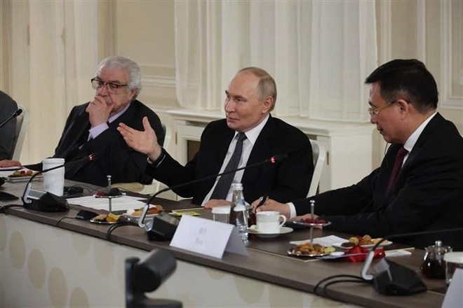 Russian President Vladimir Putin answers questions from heads of news agencies from the Organisation of Asia-Pacific News Agencies (OANA) at the meeting (Photo: VNA) vna-potal-tong-thong-lien-bang-nga-vladimir-putin-tra-loi-phong-van-tong-giam-doc-8101297.jpg