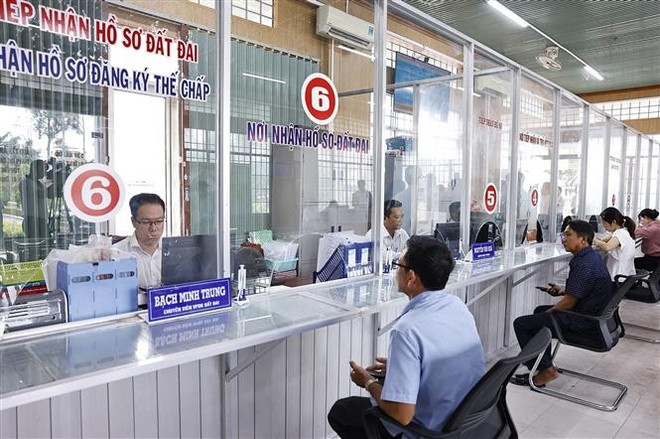 At Vi Thuy commune's public administrative service centre in Can Tho city. (Photo: VNA) hc.jpg