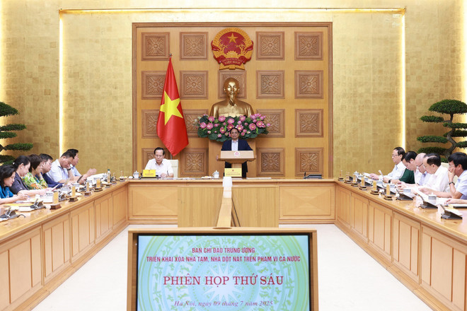 Prime Minister Pham Minh Chinh chairs the 6th meeting of the Central Steering Committee for Elimination of Temporary and Dilapidated Houses across the nation on July 9 in Hannoi. (Photo: VNA) meeting.jpg