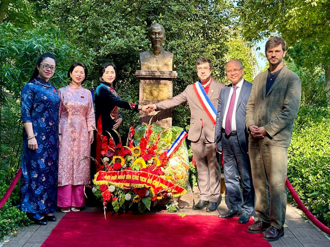 Vice Chairwoman of the National Assembly Nguyen Thi Thanh (third, left) and other delegates pose for a group photo at the monument dedicated to President Ho Chi Minh at the Montreau Park. (Photo: VNA) president-ho-chi-minh.jpg
