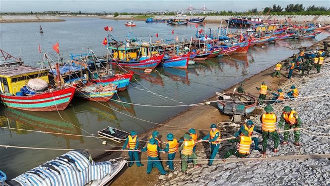 vna-potal-ung-pho-bao-so-5-luc-luong-quan-doi-ho-tro-ngu-dan-ha-tinh-neo-dau-tau-thuyen-8230566.jpg