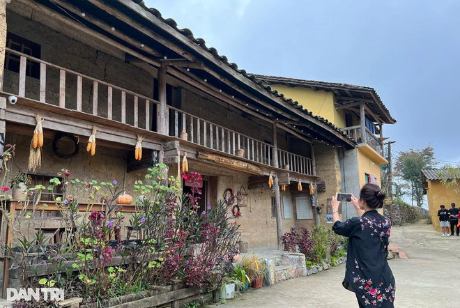 A tourist takes pictures of a homestay in Lo Lo Chai village, Ha Giang province. (Photo: dantri.com.vn)