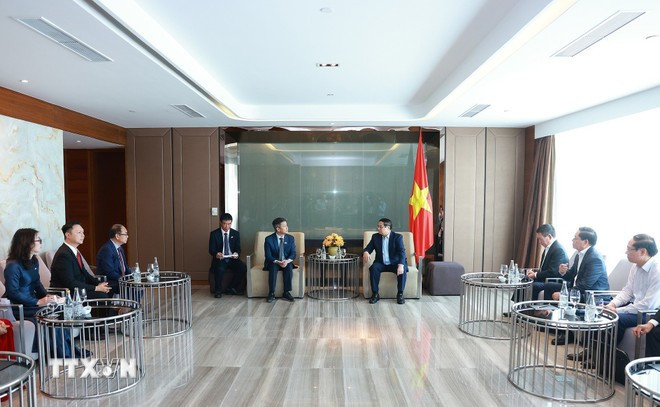 Prime Minister Pham Minh Chinh receives Kulachet Dharachandra, General Director of Long Son Petrochemical Company Limited (Thailand) (Photo: VNA) 2-832.jpg