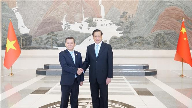 Chief Justice of the Supreme People's Court of Vietnam Le Minh Tri (L) and Prosecutor General of the Supreme People's Procuratorate of China Ying Yong. (Photo: VNA)