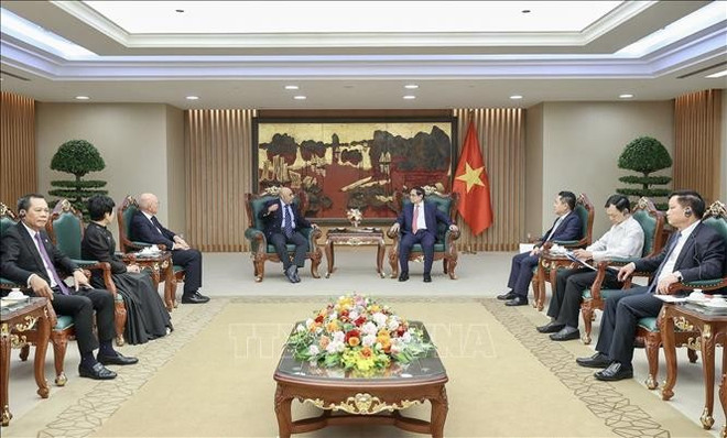 Prime Minister Pham Minh Chinh (right) receives Makara Capital Partners Chairman and CEO Ali Ijaz Ahmad in Hanoi on July 2. (Photo: VNA)