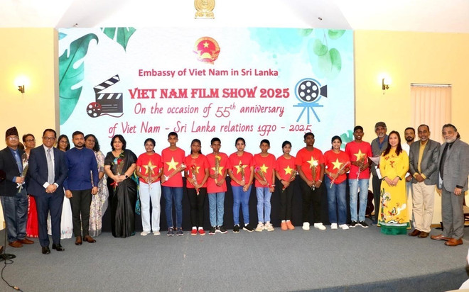 Sri Lankan leaders and Ambassador Trinh Thi Tam (third, right) pose for a group photo with students from Kandy (Photo: VNA) sri-lanka.jpg