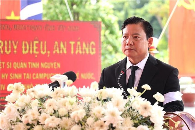 Pham Tan Hoa, Vice Chairman of the Tay Ninh provincial People’s Committee, speaks at the ceremony. (Photo: VNA) vna-potal-tay-ninh-truy-dieu-an-tang-156-hai-cot-liet-si-hy-sinh-tai-campuchia-stand-1.jpg