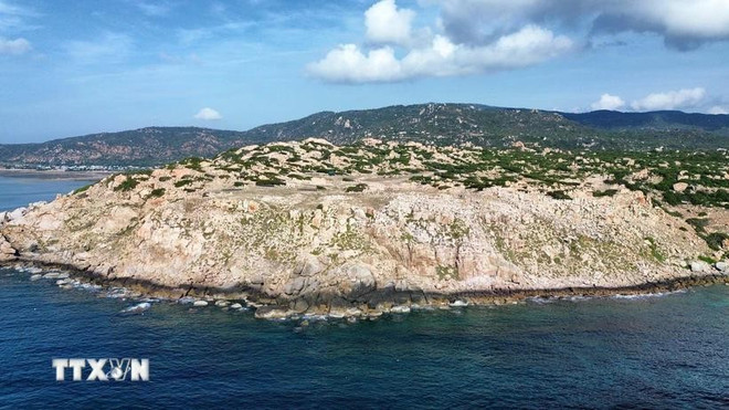 The Rock Park is located on the coast of Nui Chua National Park, part of Nui Chua Biosphere Reserve in Vinh Hai commune. (Photo: VNA) cong-vien-da-vuon-quoc-gia-nui-chua-ninh-thuan3.jpg
