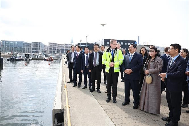 PM Pham Minh Chinh, his spouse, and officials of Vietnam visit the Port of Tallinn on June 5. (Photo: VNA) PM Pham Minh Chinh, his spouse, and officials of Vietnam visit the Port of Tallinn on June 5. (Photo: VNA)