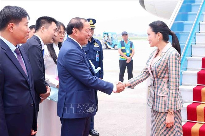 Minister of Culture, Sports and Tourism Nguyen Van Hung (L) shakes hands with Prime Minister of Thailand Paetongtarn Shinawatra. (Photo: VNA) nguyen-van-hung.jpg