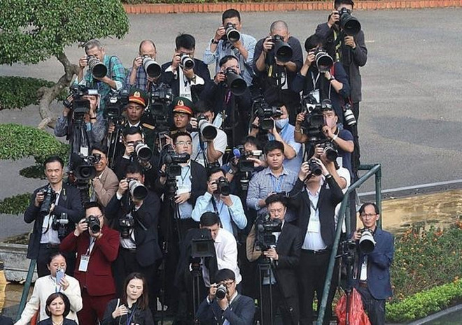 Domestic and international journalists on assignment at the Presidential Palace in December 2023 to cover the official welcome ceremony for Party General Secretary and President of China Xi Jinping. (Photo: VNA) 3.jpg