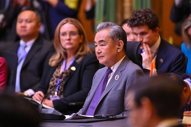 Chinese Foreign Minister Wang Yi (middle) at the At the East Asia Summit Foreign Ministers' Meeting in Malaysia (Photo: Xinhua) jp.jpg