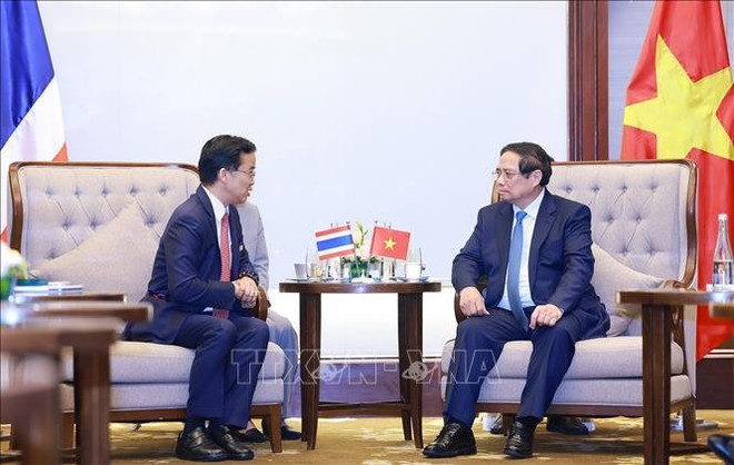 Prime Minister Pham Minh Chinh (R) receives Jormsup Lochaya, Chairman of Super Energy Group. (Photo: VNA) 10.jpg