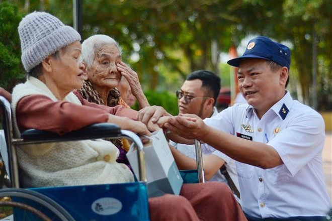 War veterans and former military personnel who used to be stationed in Truong Sa talk to relatives of the fallen soldiers. (Photo: VNA) gac-ma1.jpg