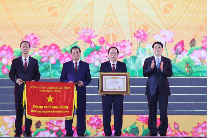 State President Luong Cuong (first, right) awards the “Heroic City” title to Party organisation, authorities and people of Hai Phong (Photo: VNA) hai-phong.jpg