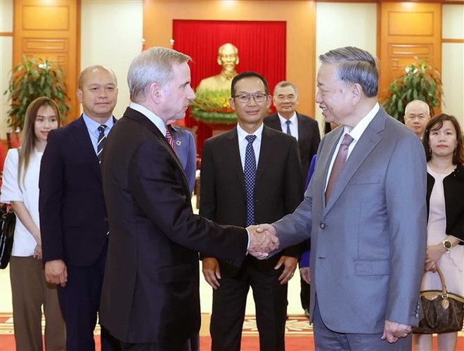 Party General Secretary To Lam (right) shakes hands with Alex Rogers, President of Global Affairs of Qualcomm Inc. at a reception on June 10. (Photo: VNA) chu-tich-quan-tri.jpg