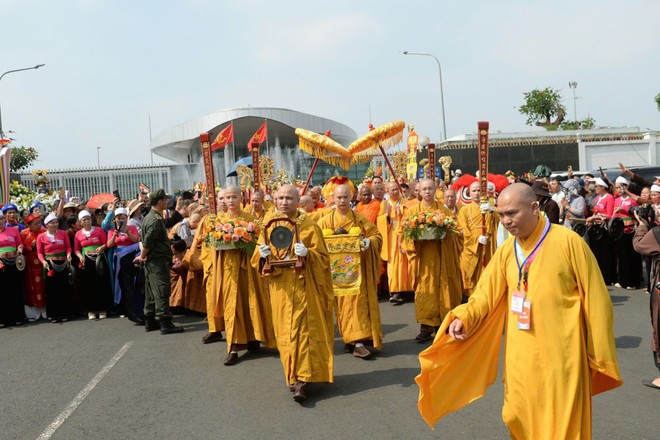 The Buddha’s relics being transported from Noi Bai International Airport to Quan Su Pagoda. (Photo: VietnamPlus) ruoc-xa-loi-2.jpg