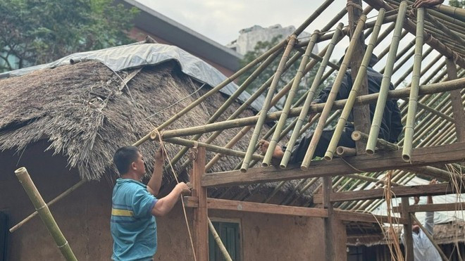 Craftsmen from the Bau Truc pottery village in Ninh Thuan repair the traditional Cham house at the Vietnam Museum of Ethnology in December 2024. (Photo: VME) nhacham2-4794.jpg
