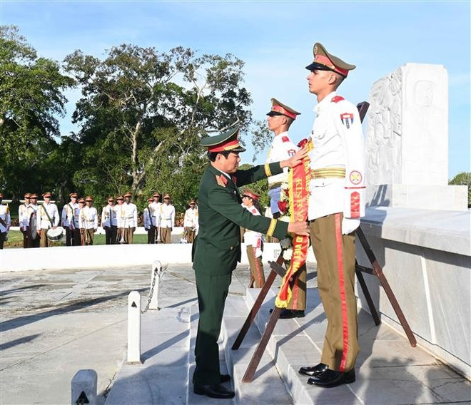General Nguyen Tan Cuong, Chief of the VPA’s General Staff and Deputy Minister of National Defence, pays tribute to Cuban General Antonio Maceo. (Photo: VNA) vna-potal-dai-tuong-nguyen-tan-cuong-tham-va-lam-viec-tai-cuba-8100677.jpg