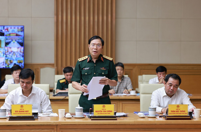 General Nguyen Tan Cuong, Chief of the General Staff of the Vietnam People's Army (VPA) and Deputy Minister of Defence delivers a report on national civil defence. (Photo: VNA) vna-potal-thu-tuong-chu-tri-phien-hop-lan-thu-nhat-ban-chi-dao-phong-thu-dan-su-quoc-gia-8169098.jpg