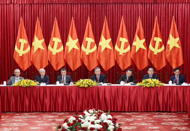 Party General Secretary To Lam and Party officials at the reception (Photo: VNA) vna-potal-tong-bi-thu-tiep-cac-truong-doan-chinh-dang-cac-nuoc-du-le-ky-niem-50-nam-thong-nhat-dat-nuoc-8004246.jpg