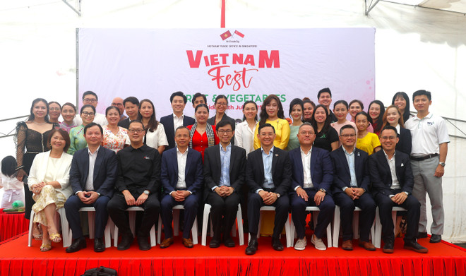 Participants pose for a group photo at the Vietnam Fruit and Vegetable Festival 2025. (Photo: VNA) fruit-vegetable-festival.jpg