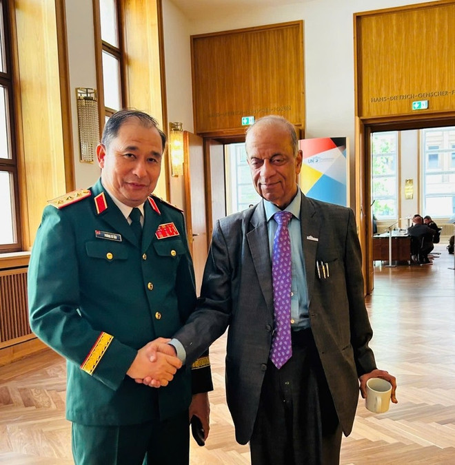 Deputy Chief of the General Staff of the Vietnam People's Army Senior Lieutenant General Phung Si Tan (L) and UN Under-Secretary-General Atul Khare Atul Khare. (Photo: qdnd.vn) phung-si-tan-un.jpg