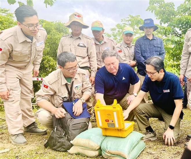 Deputy Minister of Foreign Affairs Do Hung Viet (right) and US Ambassador to Vietnam Marc E. Knapper (centre) press the button to defuse a wartime bomb in Quang Tri province. (Photo: VNA) Deputy Minister of Foreign Affairs Do Hung Viet (right) and US Ambassador to Vietnam Marc E. Knapper (centre) press the button to defuse a wartime bomb in Quang Tri province. (Photo: VNA)