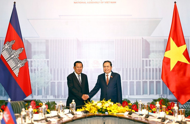 National Assembly Chairman Tran Thanh Man (R) hosts President of the Cambodian People’s Party (CPP) and President of the Cambodian Senate Samdech Techo Hun Sen on April 29 (Photo: VNA) vna-potal-chu-tich-quoc-hoi-tran-thanh-man-hoi-kien-chu-tich-dang-nhan-dan-campuchia-hun-sen-8003655.jpg