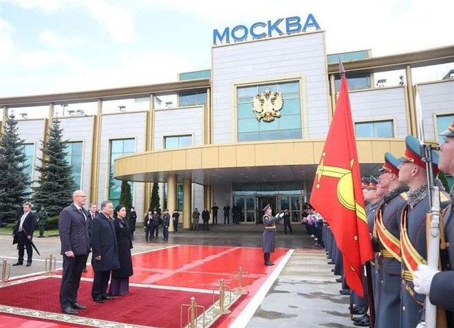 The farewell ceremony for the Vietnamese leader at the airport in Moscow. (Photo: VNA) hio-9064.jpg