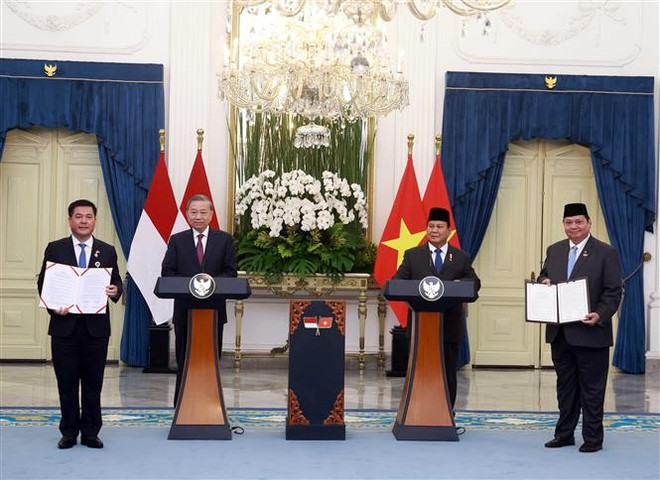 General Secretary of the Communist Party of Vietnam Central Committee To Lam and Indonesian President Prabowo Subianto witness the exchange of cooperation agreements between the two countries (Photo: VNA) vna-potal-tong-bi-thu-to-lam-va-tong-thong-cong-hoa-indonesia-chu-tich-dang-phong-trao-indonesia-vi-dai-gerindra-prabowo-subianto-chung-kien-le-trao-c-7905200.jpg