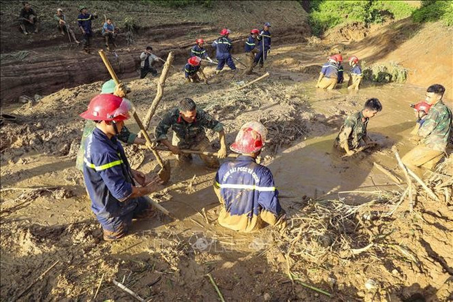 The police and military forces make every effort to search for the victims. (Photo: VNA) tim-kiem-nan-nhan.jpg