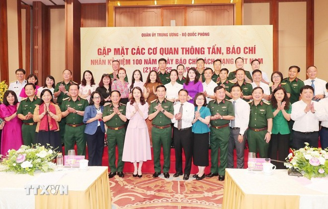 Military officials and representatives of press agencies at the meeting (Photo: VNA) jy.jpg